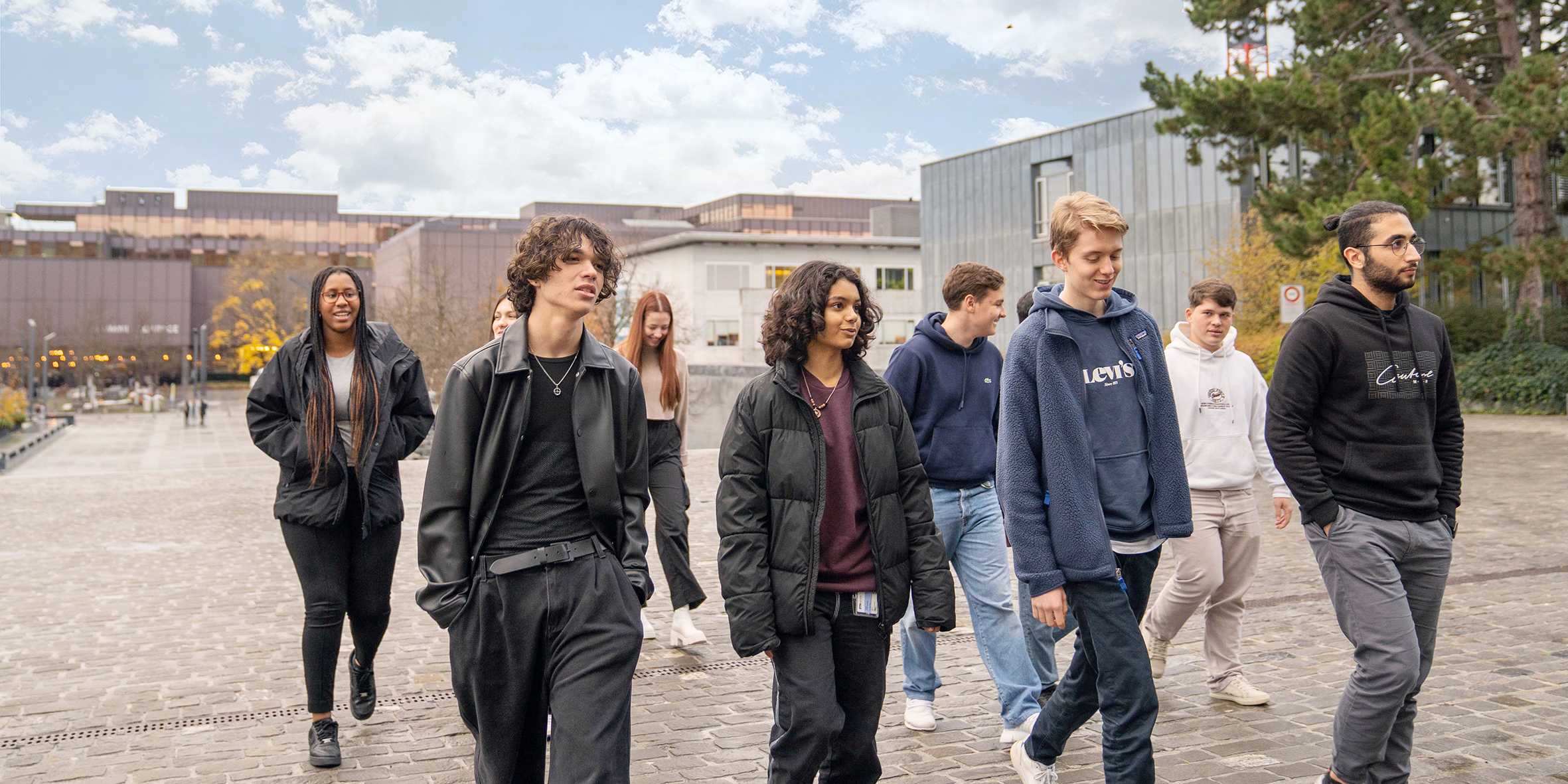 Jugendliche spazieren über den ETH-Campus