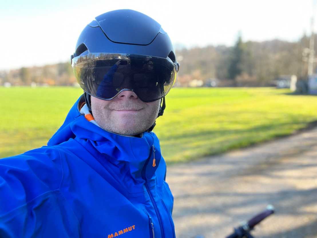Selfifoto des Fahrradfahrers Roland Nisple (SGU) mit Helm und Sonnenbrille ausgestattet für die Velofahrt.