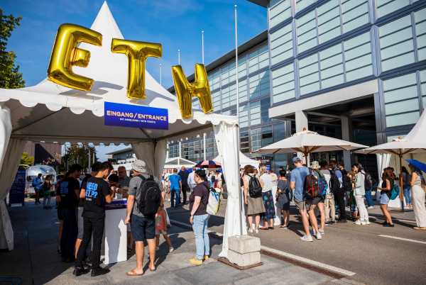 ETH Mitarbeitende beim Mitarbeitendefest.