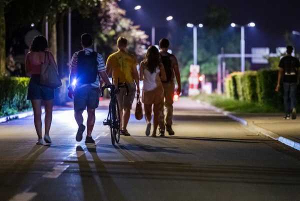 ETH Mitarbeitende beim Mitarbeitendenfest auf dem Heimweg.