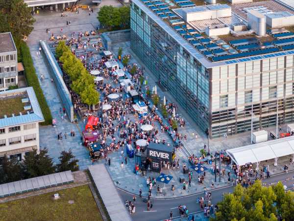 ETH Mitarbeitende beim Mitarbeitendenfest.