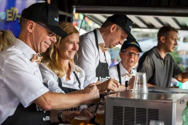 Die ETH Schulleitung zapft hinter der Bar beim Mitarbeitendefest.