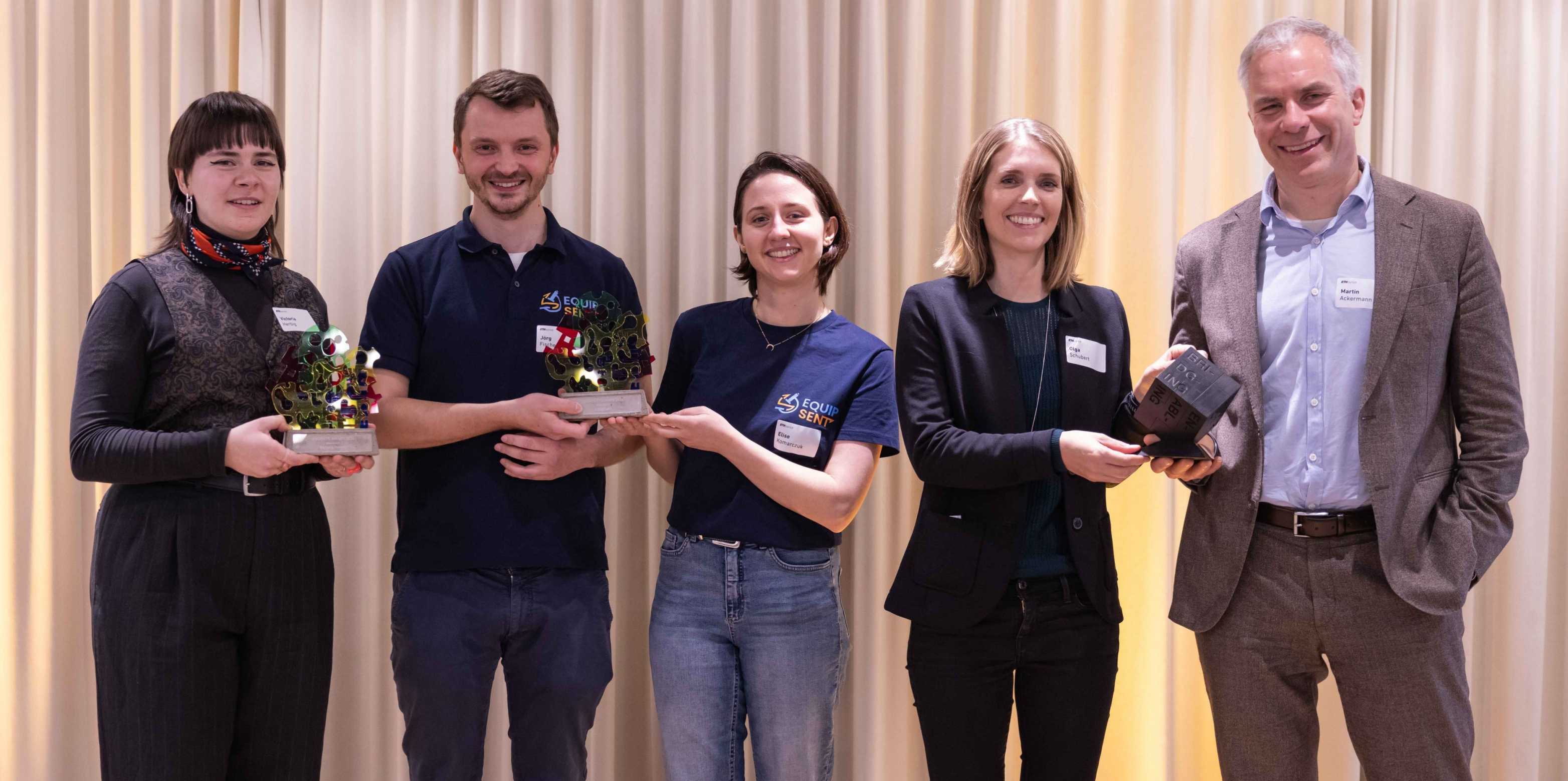 Gewinner:innen v.l.n.r.: Victoria Herbig (Diversity Award Einzelkategorie), Jörg Fischer und Elise Komarczuk von EquipSent (Diversity Award Gruppenkategorie), Olga Schubert und Martin Ackermann (ALEA Award)