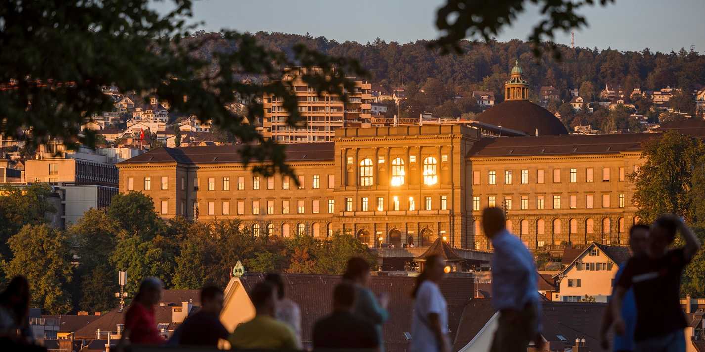 ETH Zürich Westfassade im Abendlicht