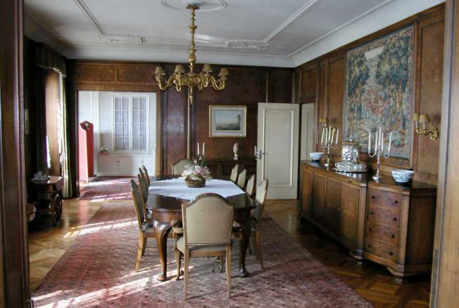 Farbiges Foto mit altem Designstill des Besprechungsraumes in der Villa Hatt