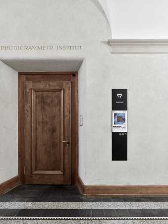 HG, Hauptgebäude, Rämistrasse 101, schwarze Tafel mit weissem Piktogramm für Ausstellung und Einschubmöglichkeit für kleines Ausstellungsplakat in A3 Format