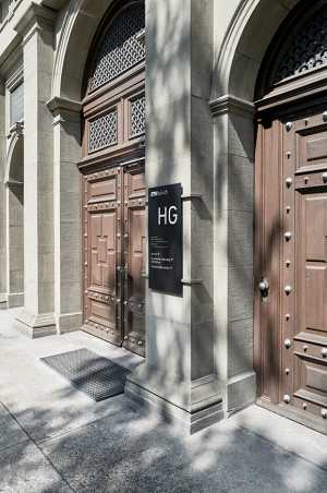 HG, Hauptgebäude, Rämistrasse 101, Detailansicht zu Gebäudetafel Eingang Karl-Schmid-Strasse, mit Metallklammern an Pilaster montiert