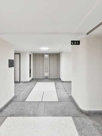 HG, Hauptgebäude, Rämistrasse 101, Gangbereich Krypta, zurückversetzeter WC-Zugang mit vorstehendem Metallschild markiert