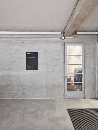ML, Student Project House Zentrum, schwarze Tafel mit weissem Text, ohne Gebäudekürzel