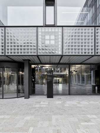 GLC, Gloriastrasse 37/39, Eingang Innenhof mit freistehender Gebäudestele, weisser Text auf schwarz, mit grossem Gebäudekürzel GLC