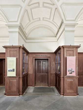 STW, Semper Sternwarte, Rudolf-Wolf-Saal, als dreidimensionaler Schriftzug über der Türe auf Holzverkleidung montiert