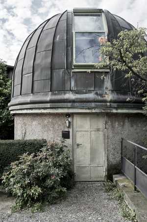 STW, Semper Sternwarte, Gebäudeanschrift weiss auf kleiner schwarzer Metallplatte, fallenseitig neben der Tür montiert
