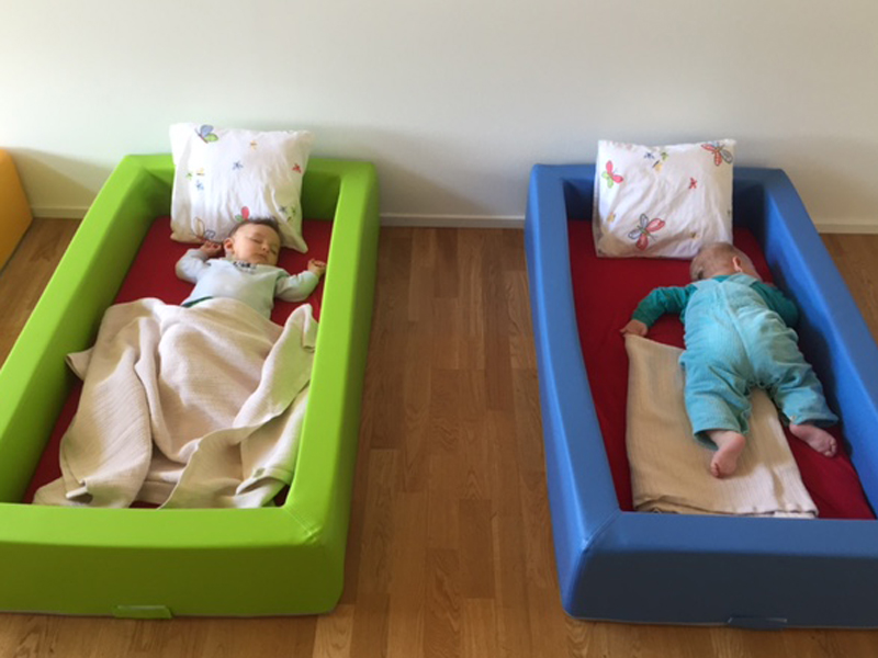 Brand-new, colourful beds in the separate sleeping room for babies. (Photo: kihz Hönggerberg/Julia Oberle)