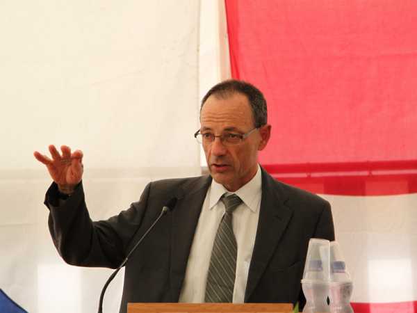 Enlarged view: Lino Guzzella gives a speech before the Agrovet ground-breaking ceremony. (Photo: University of Zurich/Adrian Ritter)
