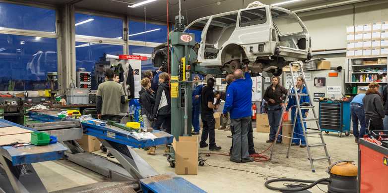 Enlarged view: Practical analysis: students disassembling a car. (Photo: Jon Etter)