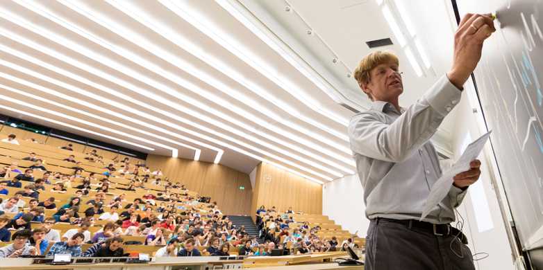 Solid states physicist Werner Wegscheider, shown here during an undergraduate lecture on the Hönggerberg campus, is the new President of the University Assembly. (Image: ETH Zurich / Alessandro Della Bella)