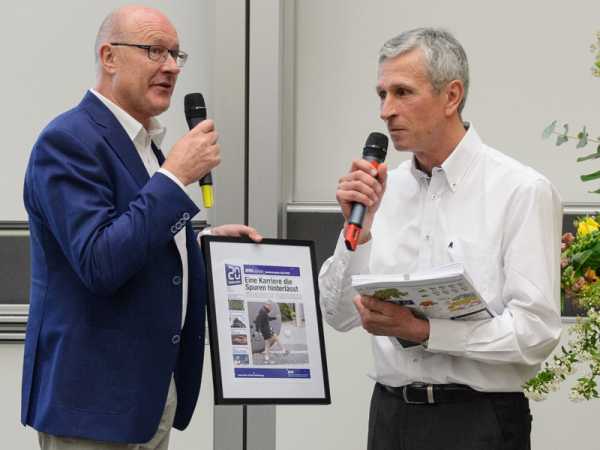 As a farewell, Dieter Schorno receives a special edition newspaper from his colleague Hans-Peter Widmer. (Photo: Heidi Hostettler)