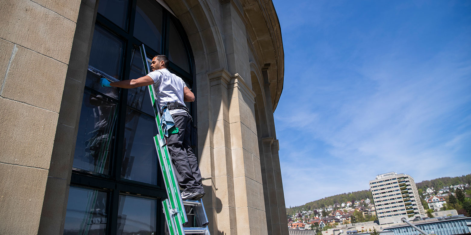 Enlarged view: Spick and span: cleaning the windows of the dome on the ETH main building on 15 April 2020. (Photo: ETH Zurich / Nicola Pitaro)