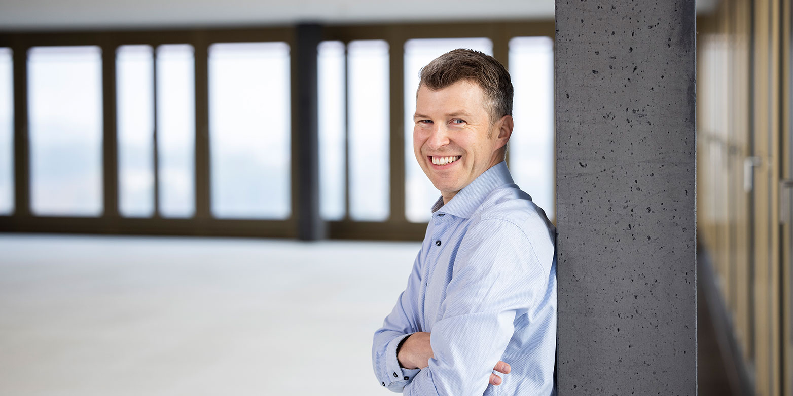 Enlarged view: Returns to ETH as company founder: Alexander Ilic is the Executive Director of the newly founded ETH AI Center. (Photo: ETH Zurich / Nicola Pitaro)