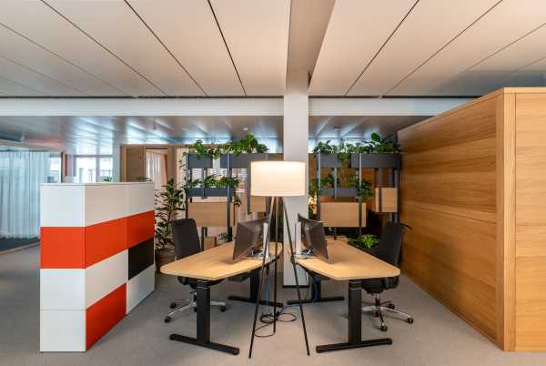 Various office and furnishing models are being explored at Octavo; for example, desk-sharing areas where employees have a flexible choice of workstation.