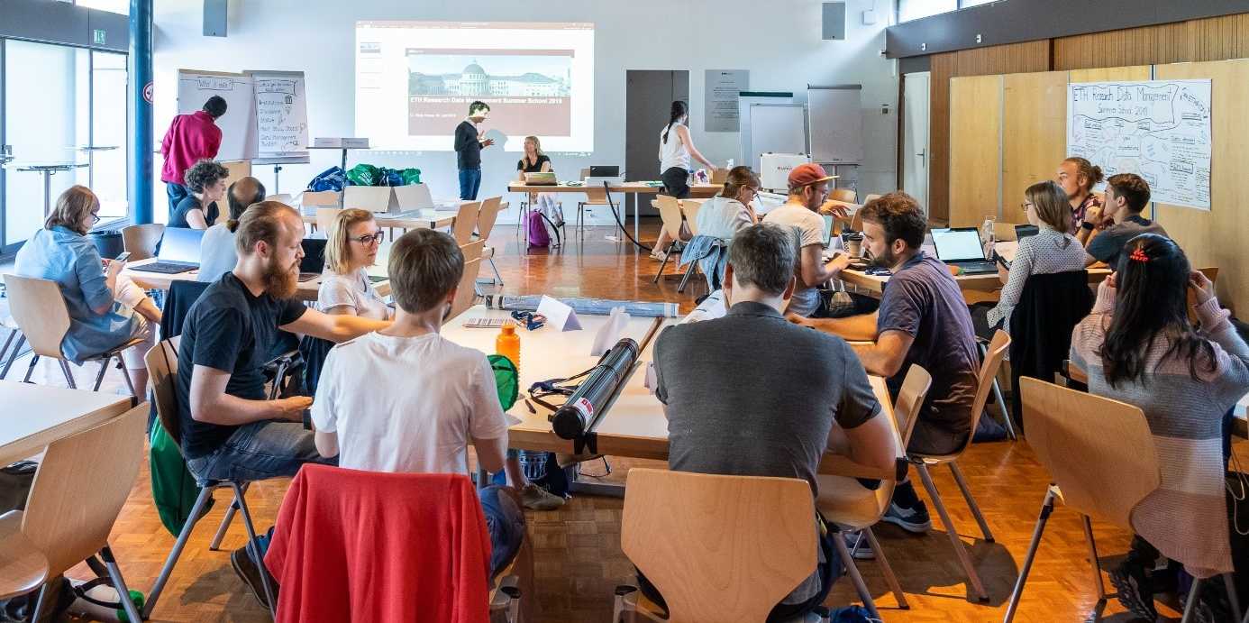 Bild eines Research Data Management Workshops mit Teilnehmern im Alumni Pavillon der ETH Zürich
