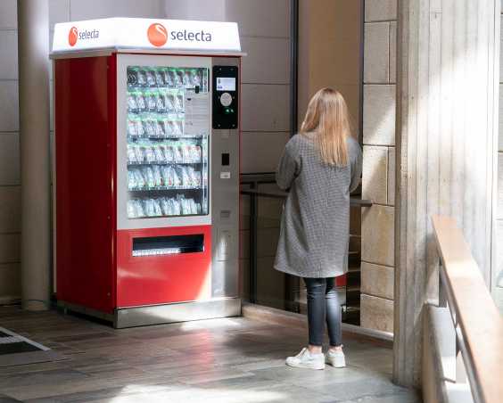 The new Selecta machine in the ETH Zurich main building, filled with test kits. (Photograph: ETH Zurich)