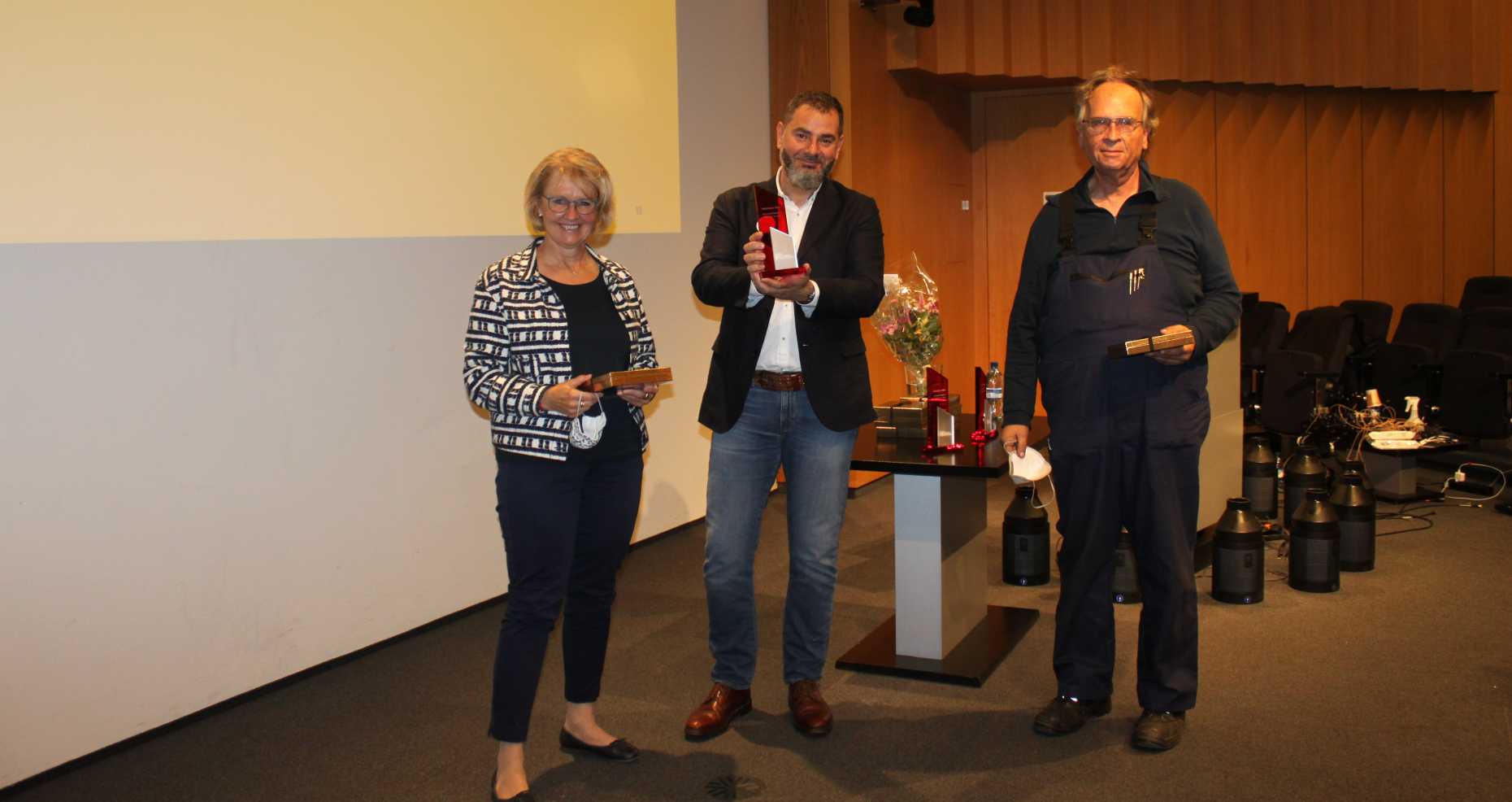 Pick-up points in front of the cafeterias: A group of the D-BAUG convinced with this. In the picture: Karin Schneider (left) and Harald Bollinger (right). In the middle: Head of the jury Roberto Pascolo.