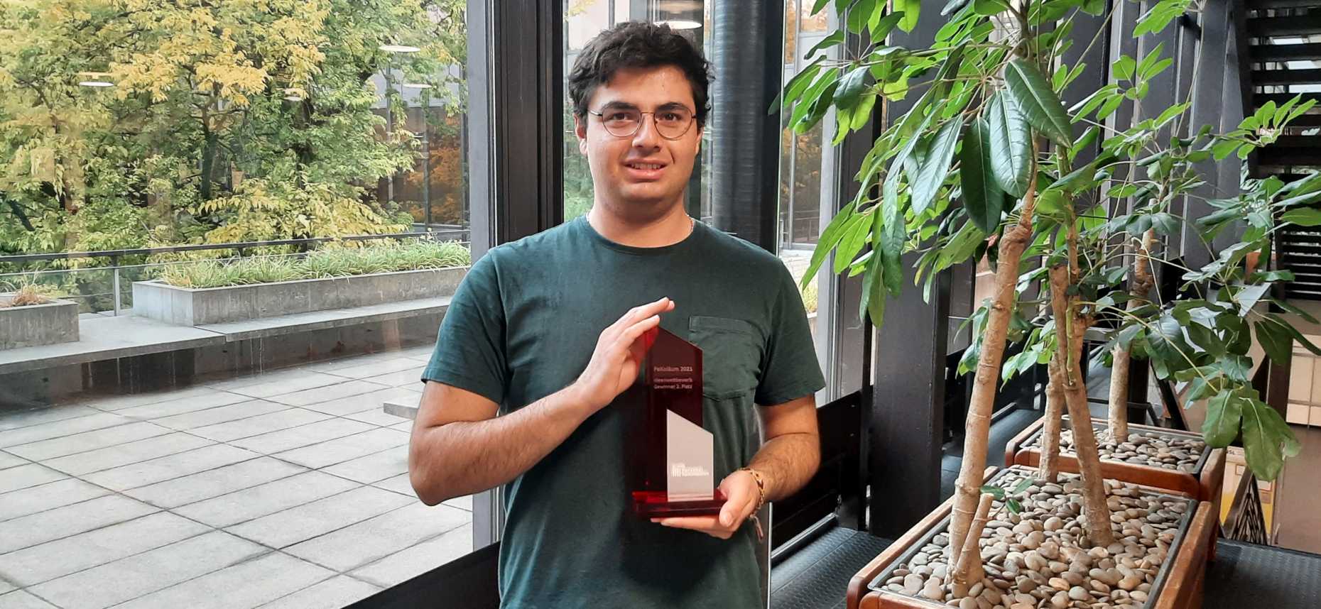 Amirmohammad Miran Zadeh (D-ITET) received second place for his idea to expand the functionality of the ETH card. (Picture: ETH Zurich)