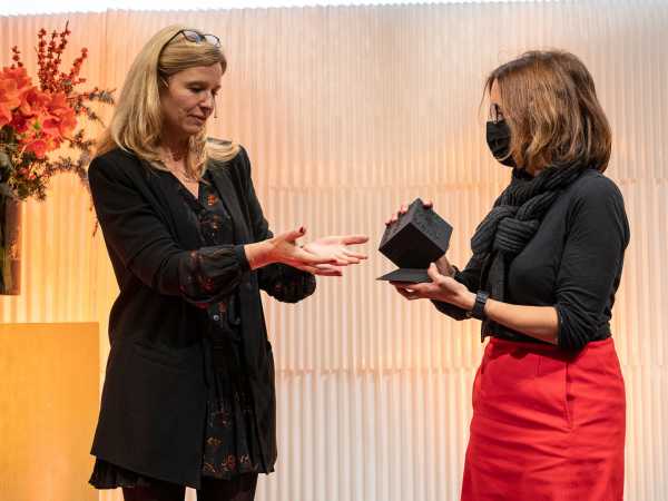 Julia Dannath presents Isabel Günther with the ALEA Award.