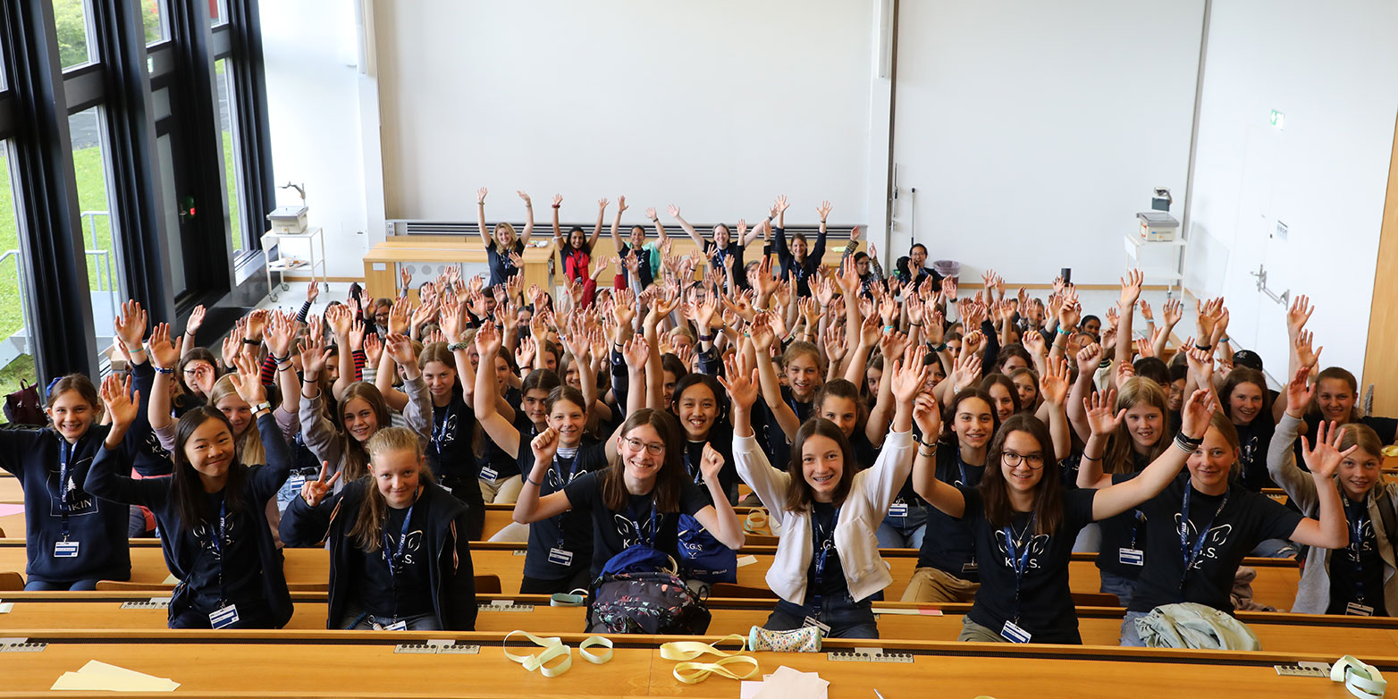 100 female 7th graders with an aptitude for maths are looking forward to gaining a deeper insight into the natural and engineering sciences at ETH. (Photo: ETH Zurich / Caroline Palla)