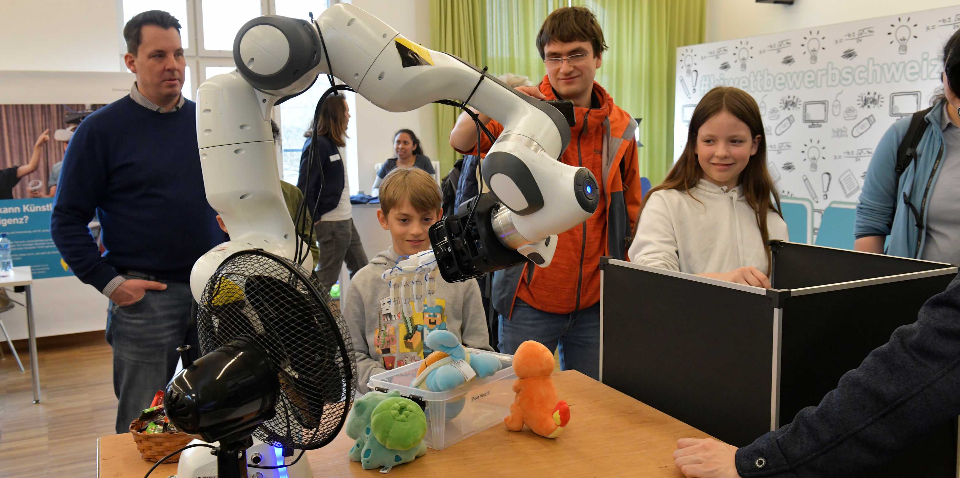 Young and old take a liking to robots and artificial intelligence and learn more about them at the Informatiktage 2024. (Photo: Andreas Eggenberger / ETH Zurich)