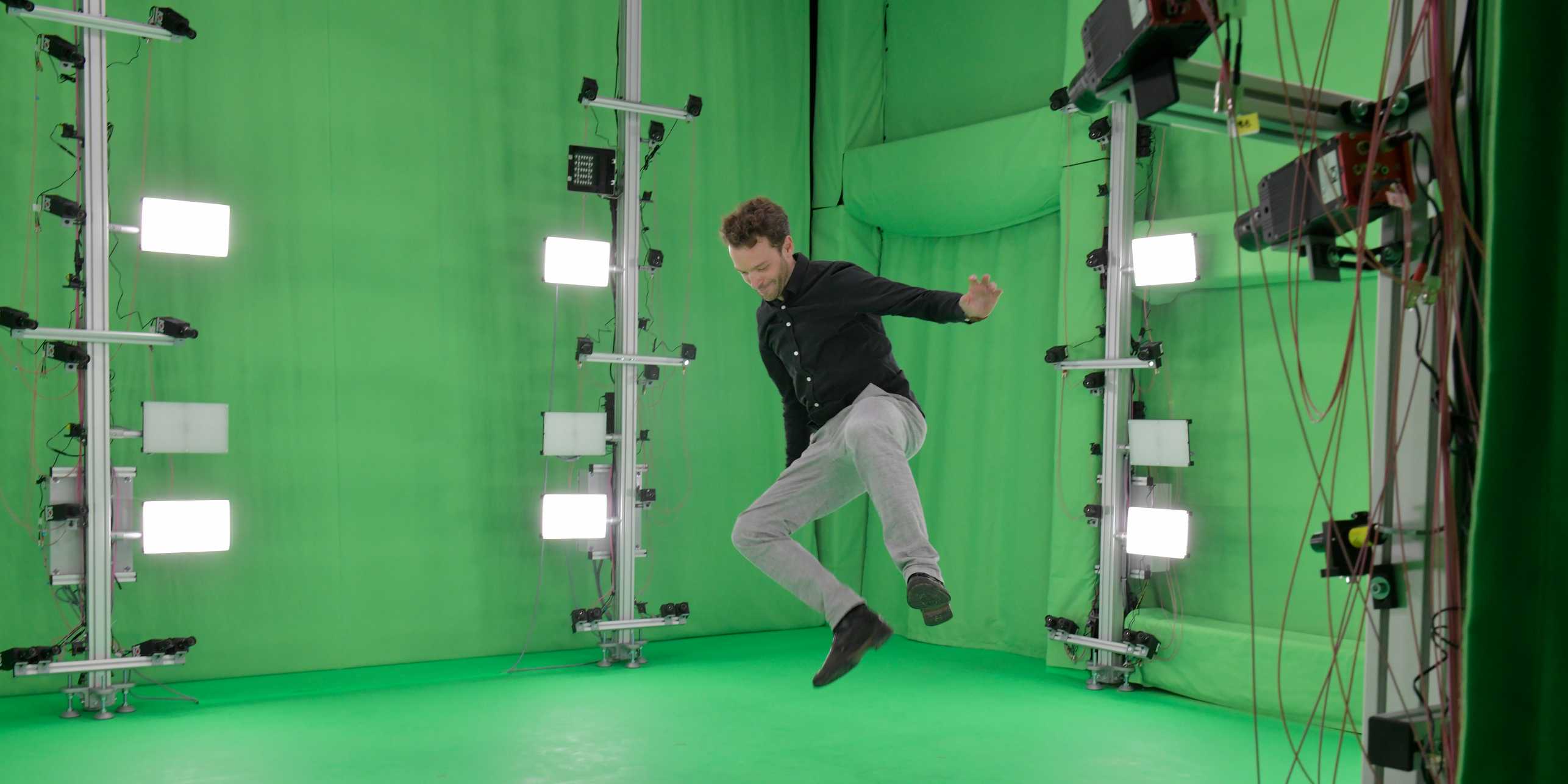 Enlarged view: In the Volumetric Capture Lab, body movements are precisely recorded and 3D images are created. Here, HK employee Michael Walther performs a Charlie Chaplin heel click. (Photo: Andreas Eggenberger / ETH Zurich)