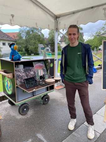 ETH student next to the Globi forest laboratory trolley