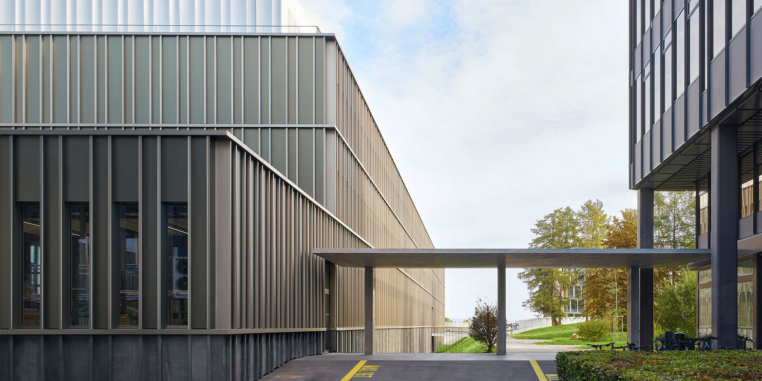 The new HIF has a modern façade made of wooden elements with aluminum profiles and opaque glass panels.