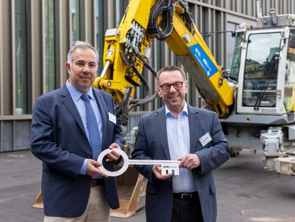 Ulrich Weidmann, Vice President for Infrastructure, and Ioannis Anastasopoulos, Head of Department at D-BAUG, at the symbolic handover of the keys.