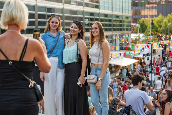 ETH Mitarbeitende beim Mitarbeitendenfest.