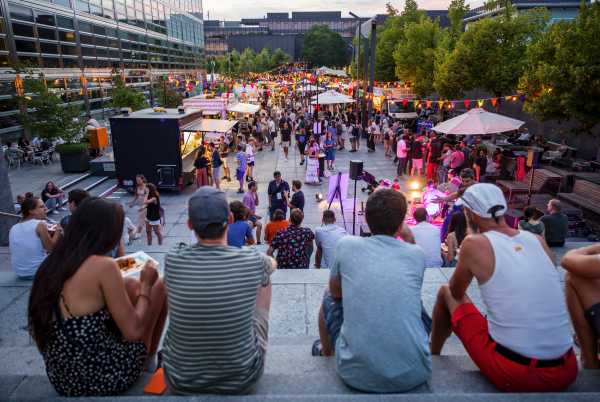 ETH Mitarbeitende beim Mitarbeitendenfest.