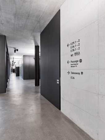 GLC, Gloriastrasse 37/39, directions in three-dimensional metal letters, painted dark grey metallic, mounted on exposed concrete
