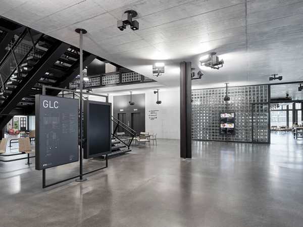 GLC, Gloriastrasse 37/39, entrance area with view of metal components such as stairs, supports and benches, exposed concrete and glass block walls