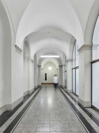 HG, main building, Rämistrasse 101, corridor with vaulted ceiling, view of black plaque with white text on wall of transverse corridor