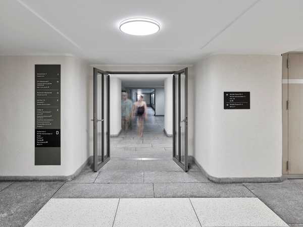 HG, main building, Rämistrasse 101, corridor area with black panels on light-coloured roughcast walls