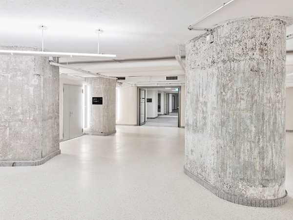 HG, main building, Rämistrasse 101, access to car park, brightly lit, light-coloured flooring and unplastered concrete columns