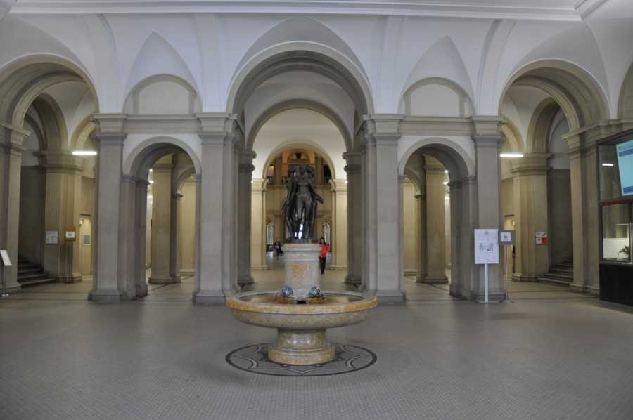 Enlarged view: HG Foyer Vorhalle Brunnebereich