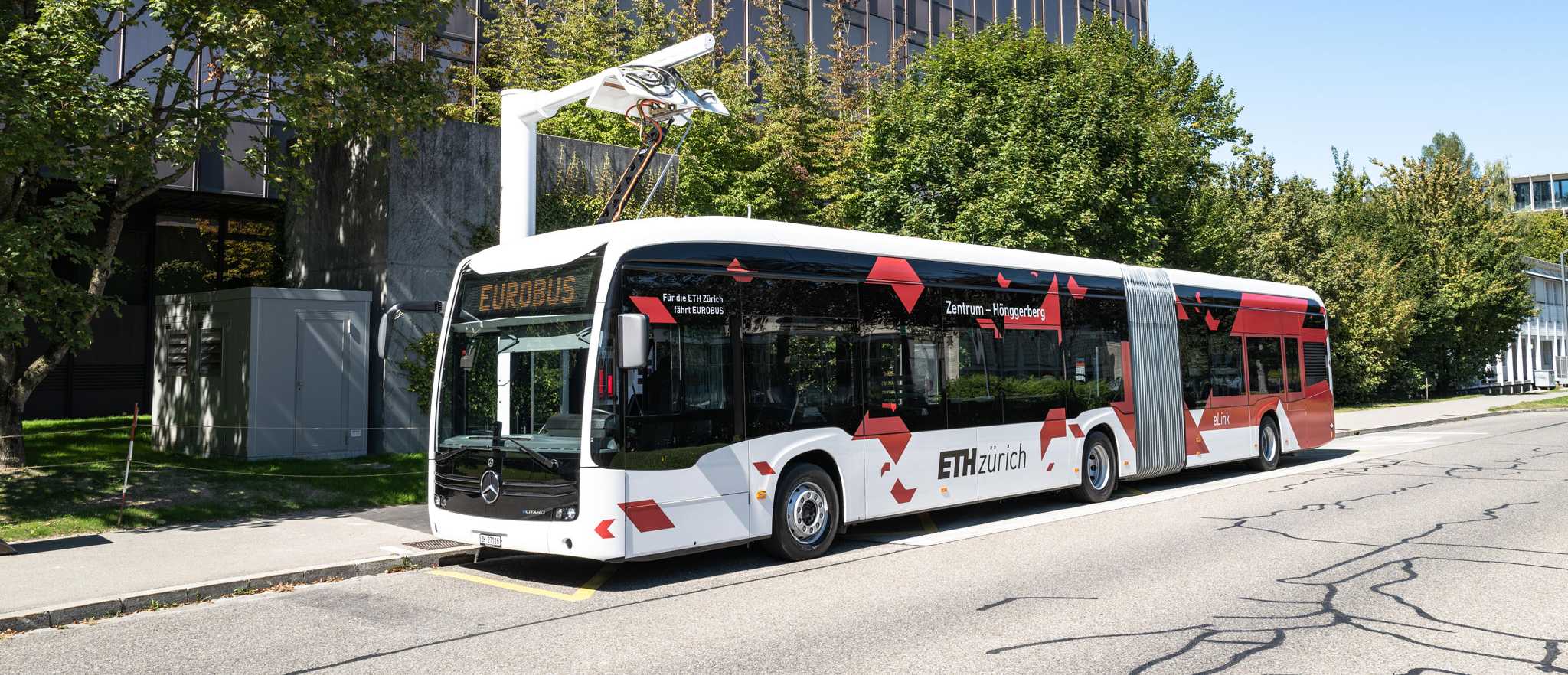 Der ETH eLink Shuttlebus während des Ladevorgangs am ETH Campus Hönggerberg